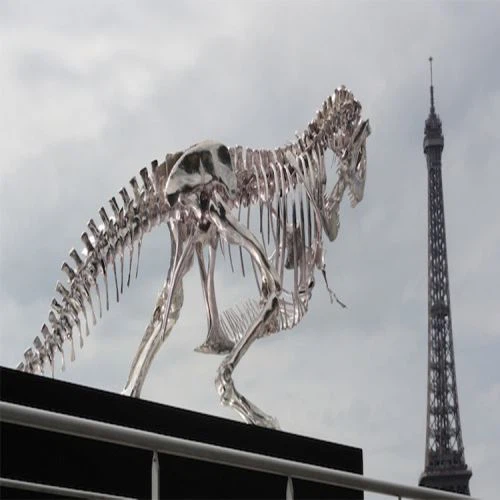 Konstgjord livstorlek dinosaurskelett