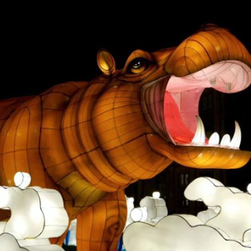 Traditionell kinesisk lyktavisning i parkera